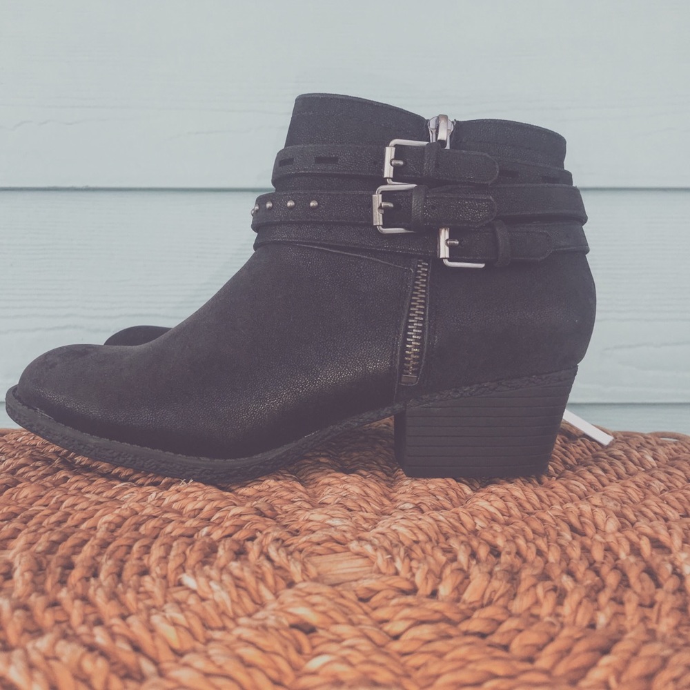 NWT Adorable Black Zip Up wedged Casual Boots
